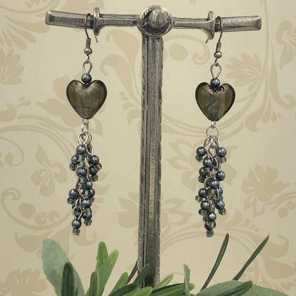 🍀 Grey Glass Heart Pearl Bead Dangle Earrings